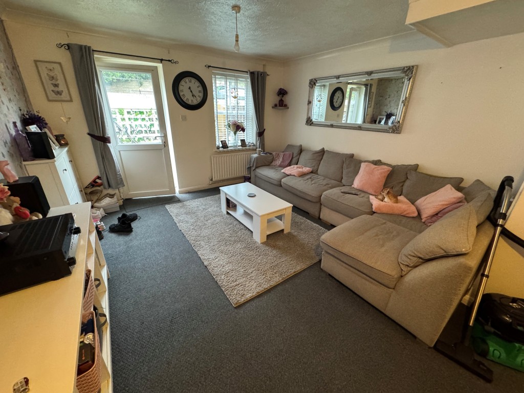 Lot: 16 - FREEHOLD MODERN TERRACE HOUSE FOR INVESTMENT - Living room